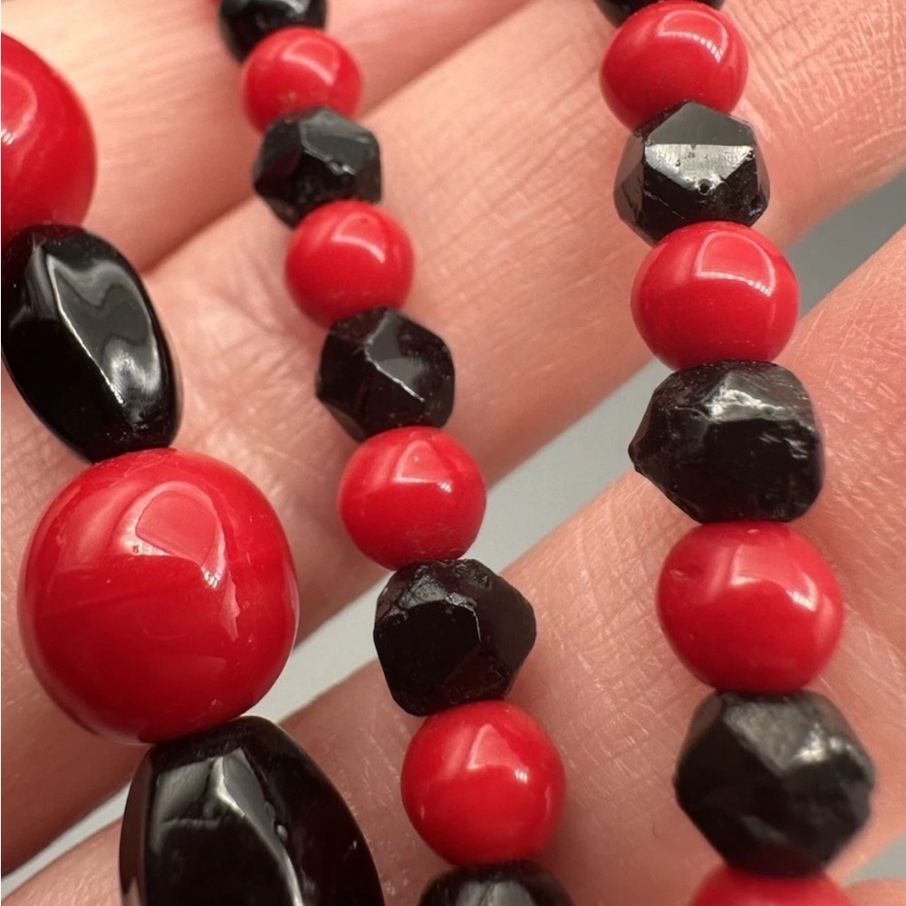 Vintage Black & Red Glass Beaded Necklace ~27” Box Clasp Unsigned *Some Chipped* - Picture 9 of 14